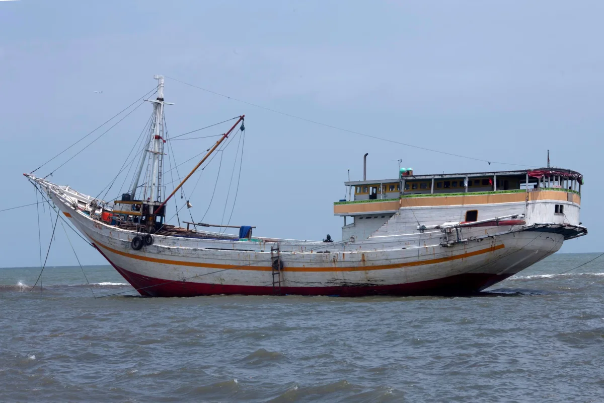 Kapal nelayan berlayar di laut yang dipantau dengan teknologi AIS