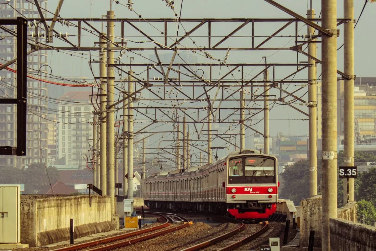 Ilustrasi ponsel terbakar di dalam rangkaian KRL Commuter Line