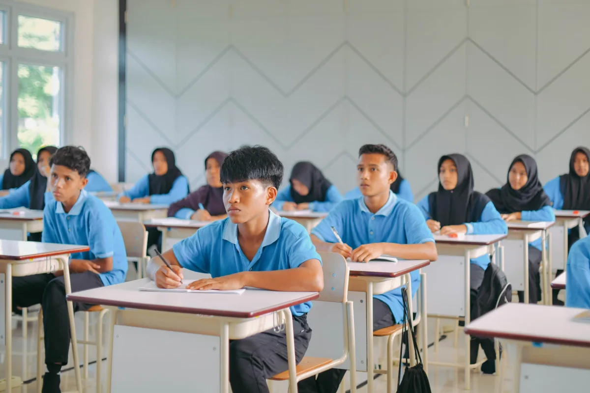 Anak muda mengikuti sesi pembelajaran virtual tentang karier dan AI