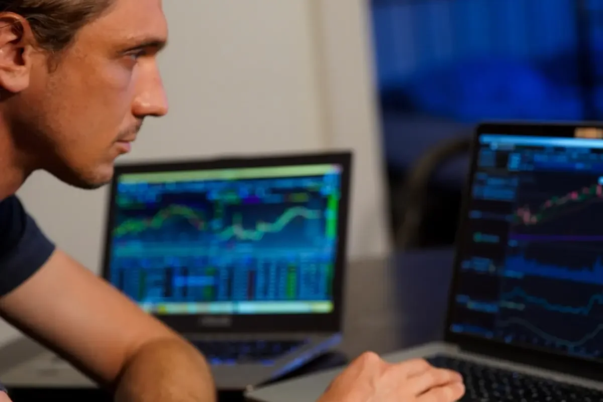 Jim Cramer Sarankan Investor Tahan Saham Palantir Technologies