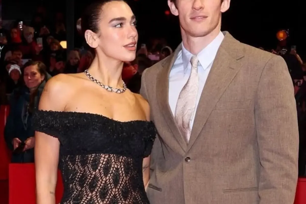 Callum Turner dan Dua Lipa Resmi Menikah di London