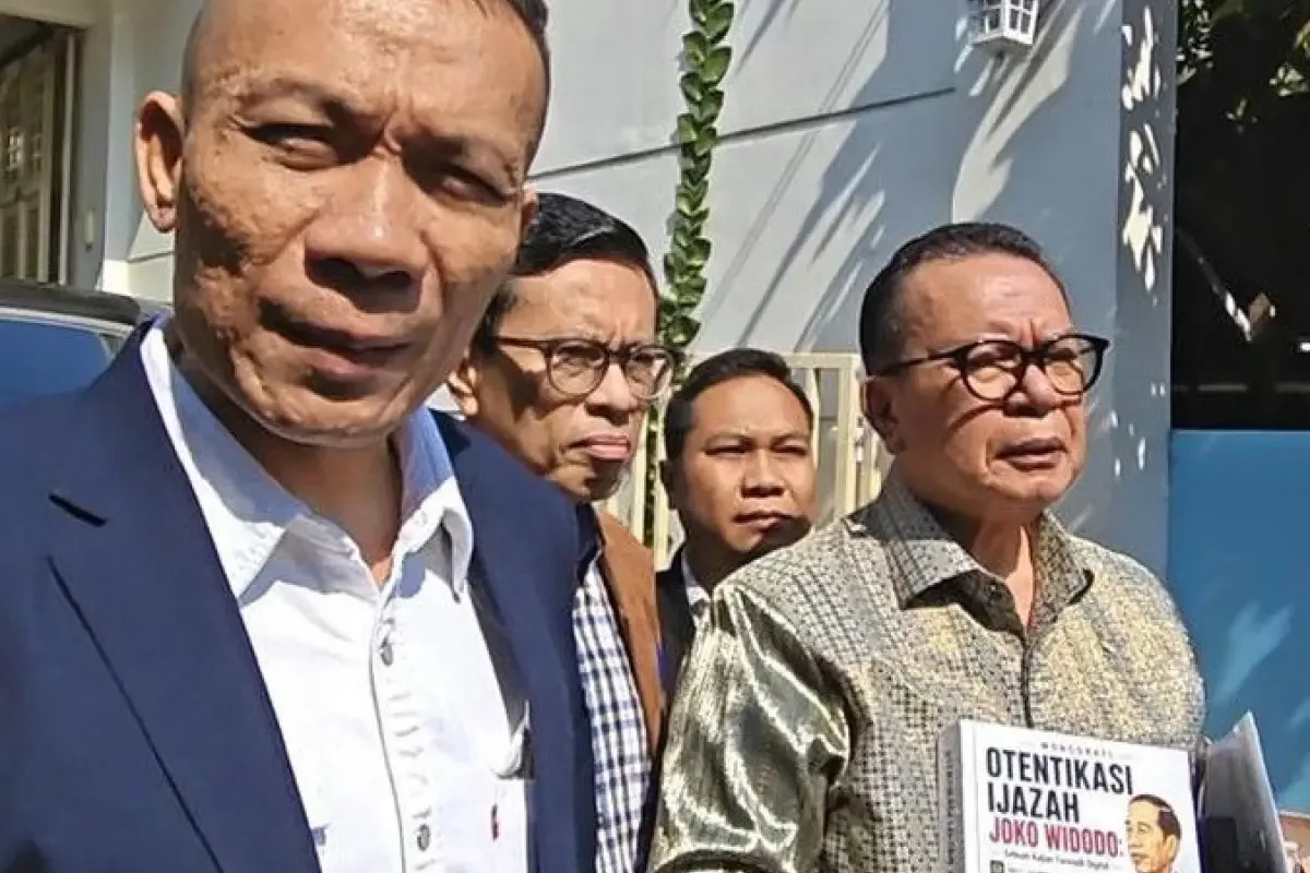 Rismon Sianipar Serahkan Buku Otentikasi Ijazah kepada Jokowi