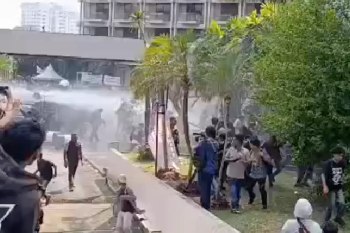 Aparat Gabungan Berhasil Masuki Hotel Sultan Setelah Massa Dipukul Mundur