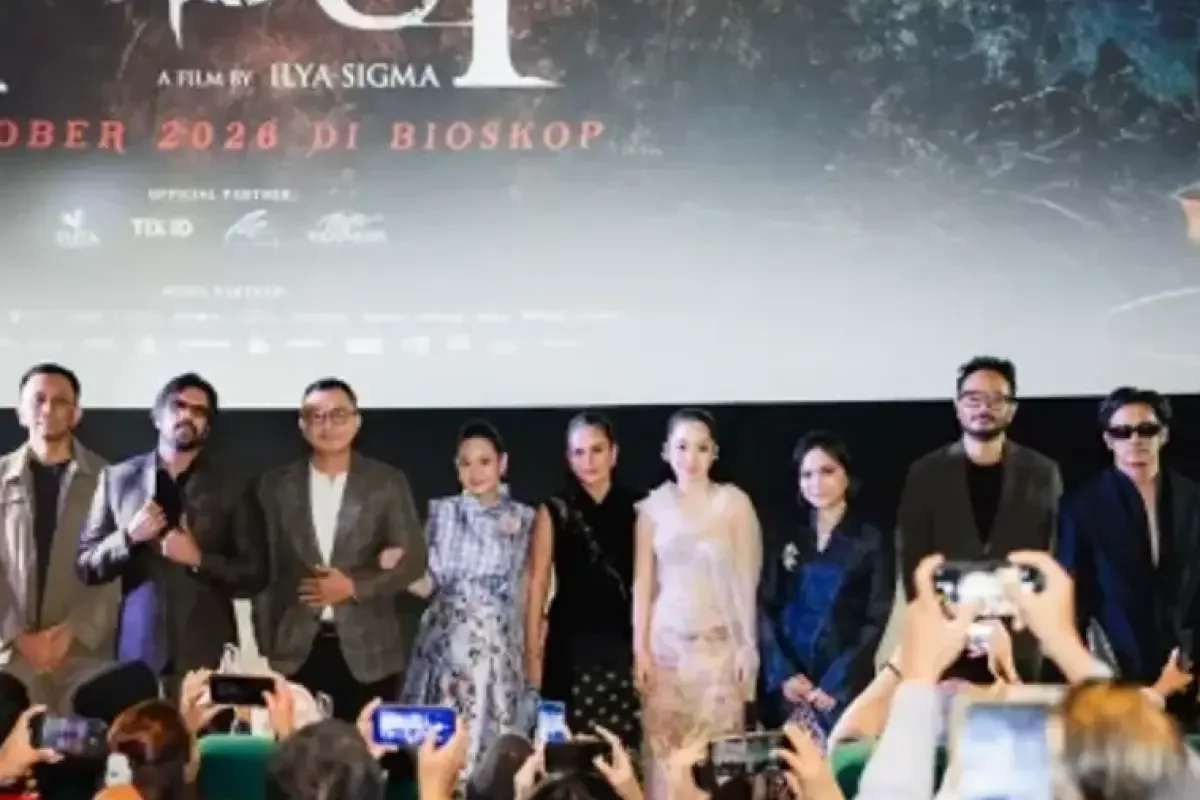 Poster atau suasana film horor Hasut yang menampilkan teror suara misterius dari handy talkie