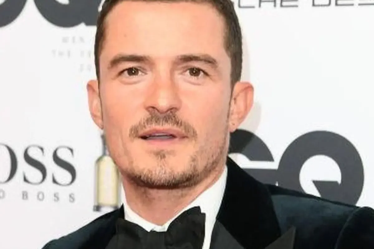 Orlando Bloom dan Rooney Mara serta Kate Mara dalam film Bucking Fastard
