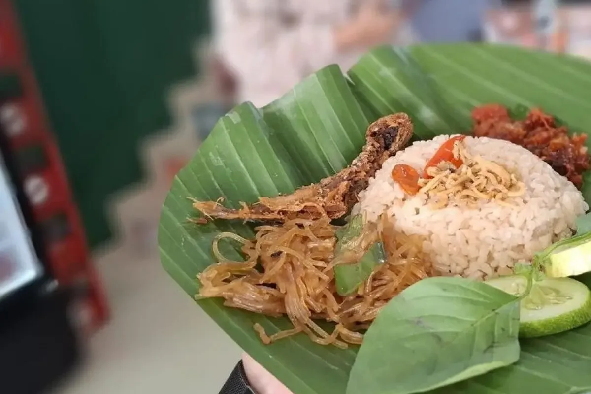 Ilustrasi sate maranggi dan risol beku yang dijual penyanyi Indonesia