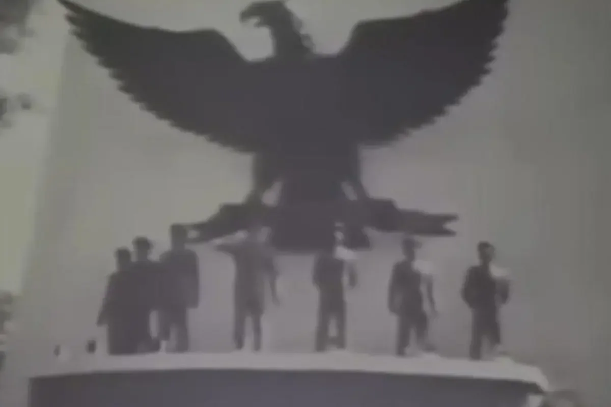 Poster atau adegan film Penumpasan Pengkhianatan G30S/PKI karya Arifin C Noer