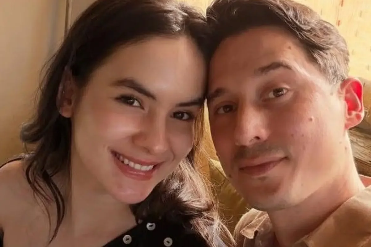 Aktor Nino Fernandez saat memberikan klarifikasi