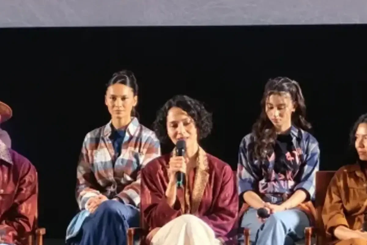 Aktris Putri Marino saat konferensi pers film Empat Musim Pertiwi di Jakarta