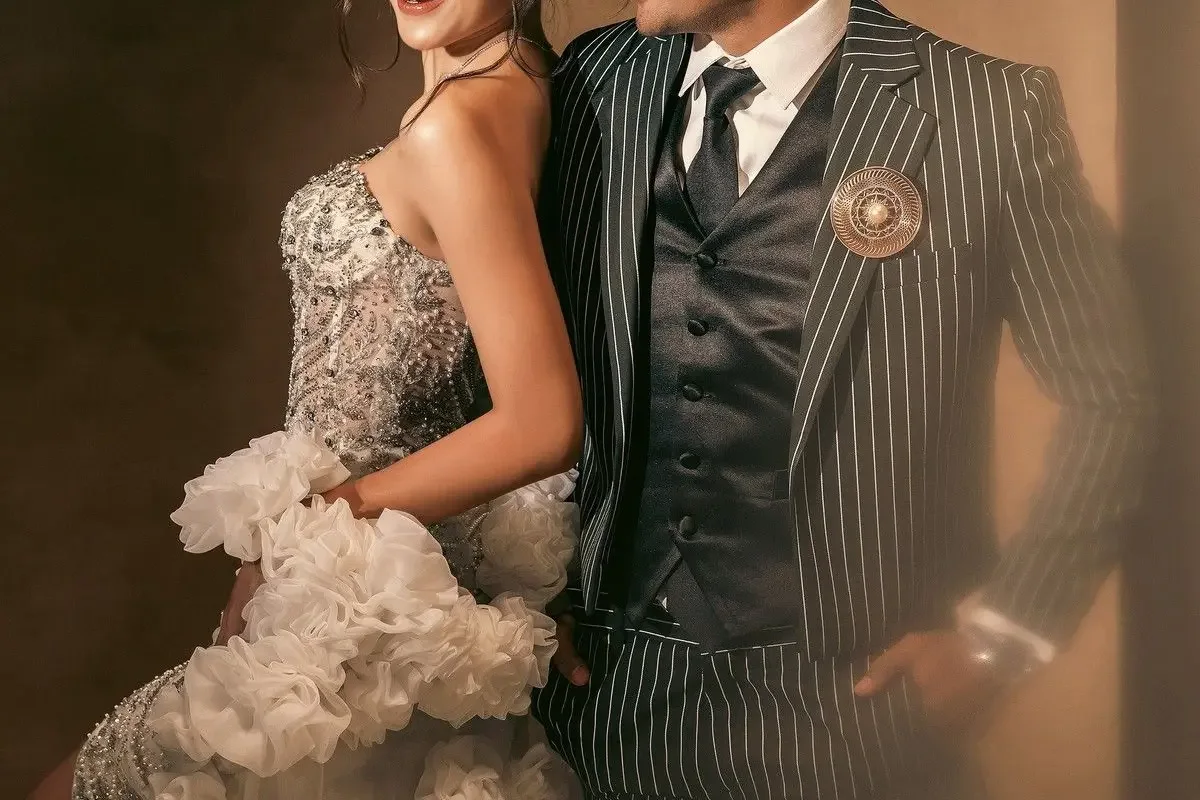 Asnawi Mangkualam dan Yuriska Patricia dalam sesi foto prewedding berkonsep vintage