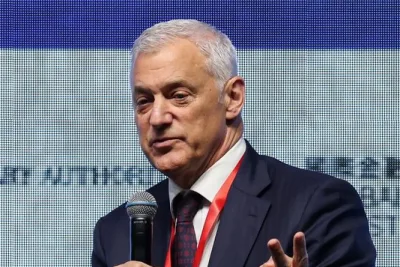Standard Chartered CEO Reassures Staff Amid Major Job Cuts