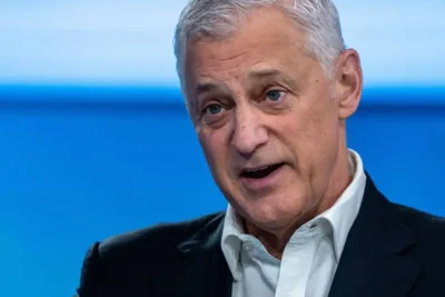 Standard Chartered to Cut 7,800 Support Roles by 2030 in AI Shift