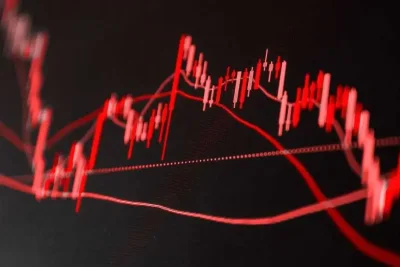 US Stock Futures Decline as Tech Shares Retreat, Geopolitical Tensions Linger