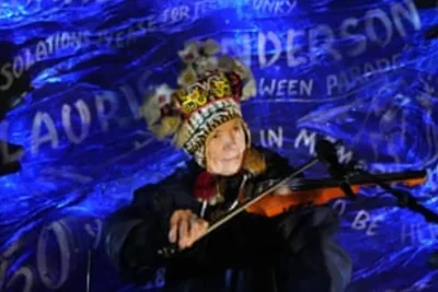 20 Lagu Terbaik Laurie Anderson: Dari O Superman hingga Sharkey's Day