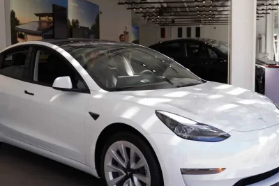 Bayang-bayang IPO SpaceX Tekan Saham Tesla di Tengah Perlambatan Penjualan EV