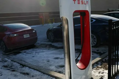 Saham Tesla Melonjak, Namun Legacy Automakers Kuasai Arus Kas