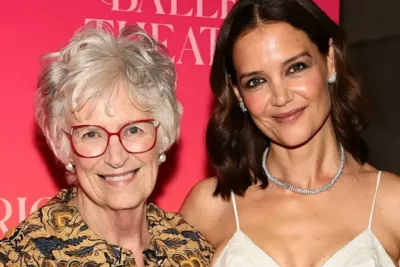 Katie Holmes Tampil Langka di Red Carpet Bersama Sang Ibu