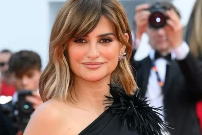 Penélope Cruz Tampil Anggun dengan Gaun Asimetris Chanel di Cannes