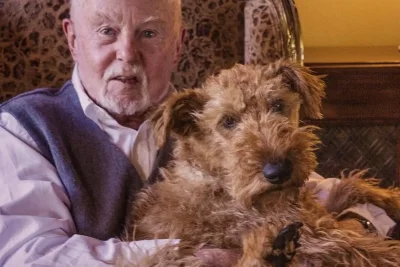 Derek Jacobi di Usia 87: Cinta, Penuaan, dan Kehidupan Bersama Richard Clifford