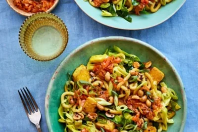 Resep Kimchi Tofu Noodles dengan Kacang Cabai Renyah