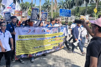 Ratusan Buruh Indomaret Demo di Menara PIK Tuntut Upah Lembur