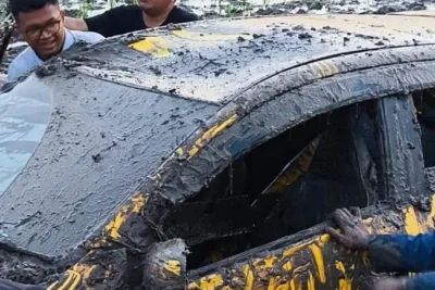 Mobil Agya Terperosok dan Terguling di Sawah Delanggu Klaten