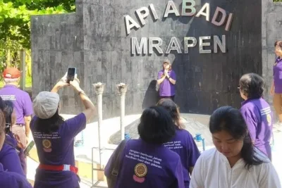 Umat Buddha Padati Mrapen Jelang Pengambilan Api Dharma Waisak