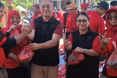 Kader PDI Perjuangan Bagikan Daging Kurban untuk Wong Cilik