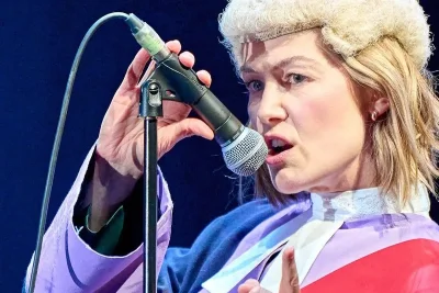 Rosamund Pike Calls Out Audience Member for Texting During Play
