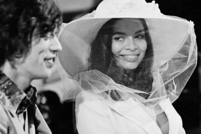 Dua Lipa Resmi Menikah dengan Callum Turner di London