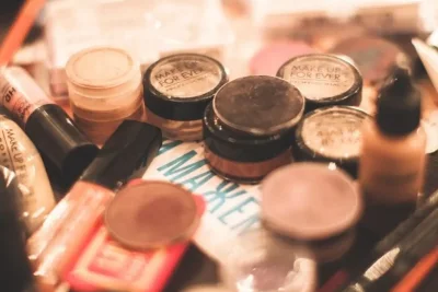 Pahami Perbedaan Compact Powder dan Loose Powder Sebelum Membeli
