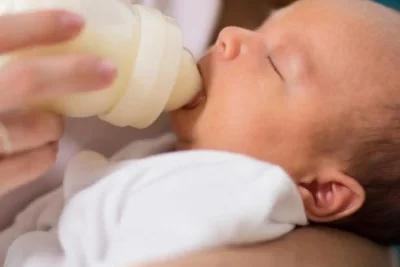 Dokter Sarankan Waktu Terbaik Mengenalkan Botol Susu pada Bayi ASI