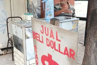 Pedagang Valas Kaki Lima Kwitang Masih Bertahan Terima Uang Dolar Rusak