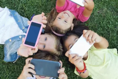 Studi Ungkap Risiko Kesehatan pada Remaja yang Punya Smartphone Sejak Dini