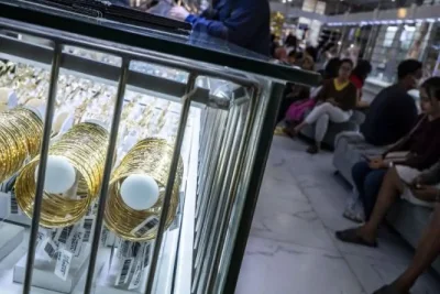 Harga Emas Antam di Logam Mulia Turun, Pegadaian Stabil