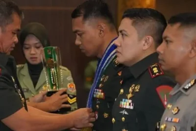 Seskab Teddy Indra Wijaya Raih Penghargaan Penulis Taskap Terbaik Seskoad
