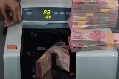 Rupiah Tembus Rp18.074 per Dolar AS, Ini Dampak yang Mengintai