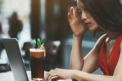 Dokter Ungkap Risiko Saraf Kejepit akibat Posisi Duduk Work From Cafe