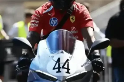 Lewis Hamilton Tunggangi Ducati V4 S Terbatas ke Paddock GP Monako