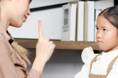 11 Kalimat Toxic Orang Tua Zaman Dulu yang Diam-Diam Melukai Mental Anak