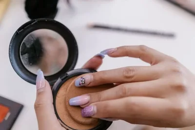 5 Rekomendasi Bedak Murah Bikin Wajah Glowing dan Halus