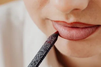 4 Rekomendasi Lip Liner Awet dan Anti Pudar untuk Bingkai Bibir Rapi