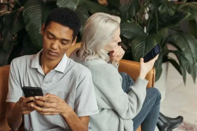 Mengenal Dampak Buruk Oversharing dan Faktor Psikologis Pemicunya