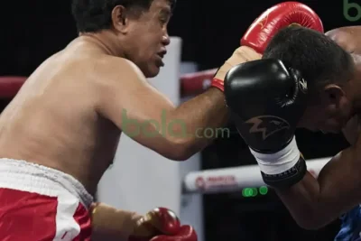 Eza Gionino Pukul Roby Tremonti Saat Wawancara Promosi Tinju