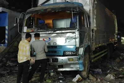 Truk Kontainer Muat MSG Tabrak Dua Warung di Cirebon, Satu Tewas