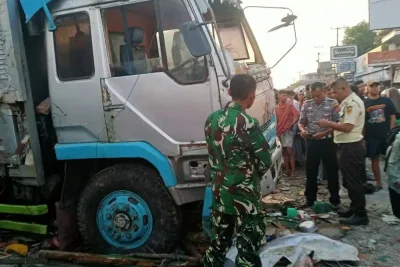 Polresta Cirebon Selidiki Kecelakaan Truk Fuso Tabrak Dua Warung