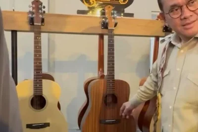 Mendag Budi Santoso Borong dan Promosikan Gitar UMKM Klaten, Tembus Pasar Malaysia-Filipina