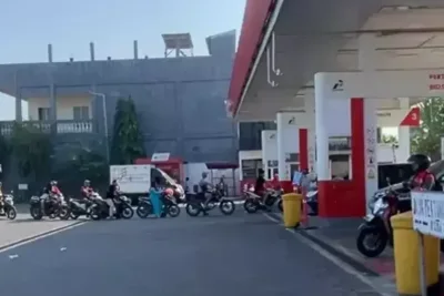 Harga Pertamax Naik, Antrean Pertalite Mengular di Gresik