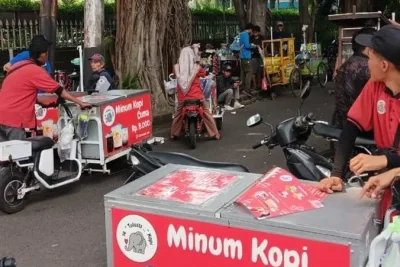 Jelang Demo BEM UI, Puluhan PKL Padati Bundaran HI Cari Rezeki