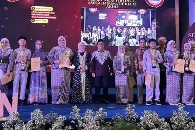 130 Siswa SD Islam Al Azhar 8 Kembangan Rayakan Kelulusan dengan Prestasi